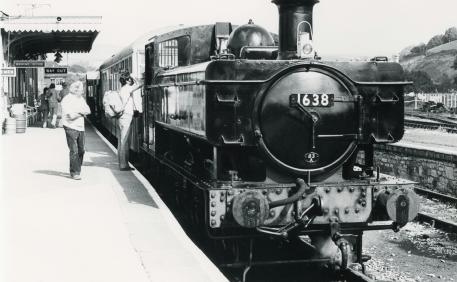 Photo by Malcolm Hill: https://www.pexels.com/photo/vintage-locomotive-on-the-railway-11817590/