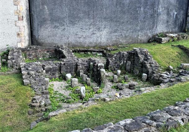 Roman Bath House And Wery Wall 14 