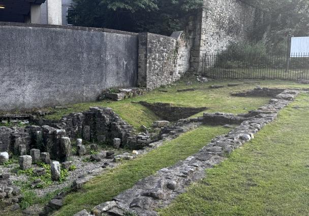 Roman Bath House And Wery Wall 17 