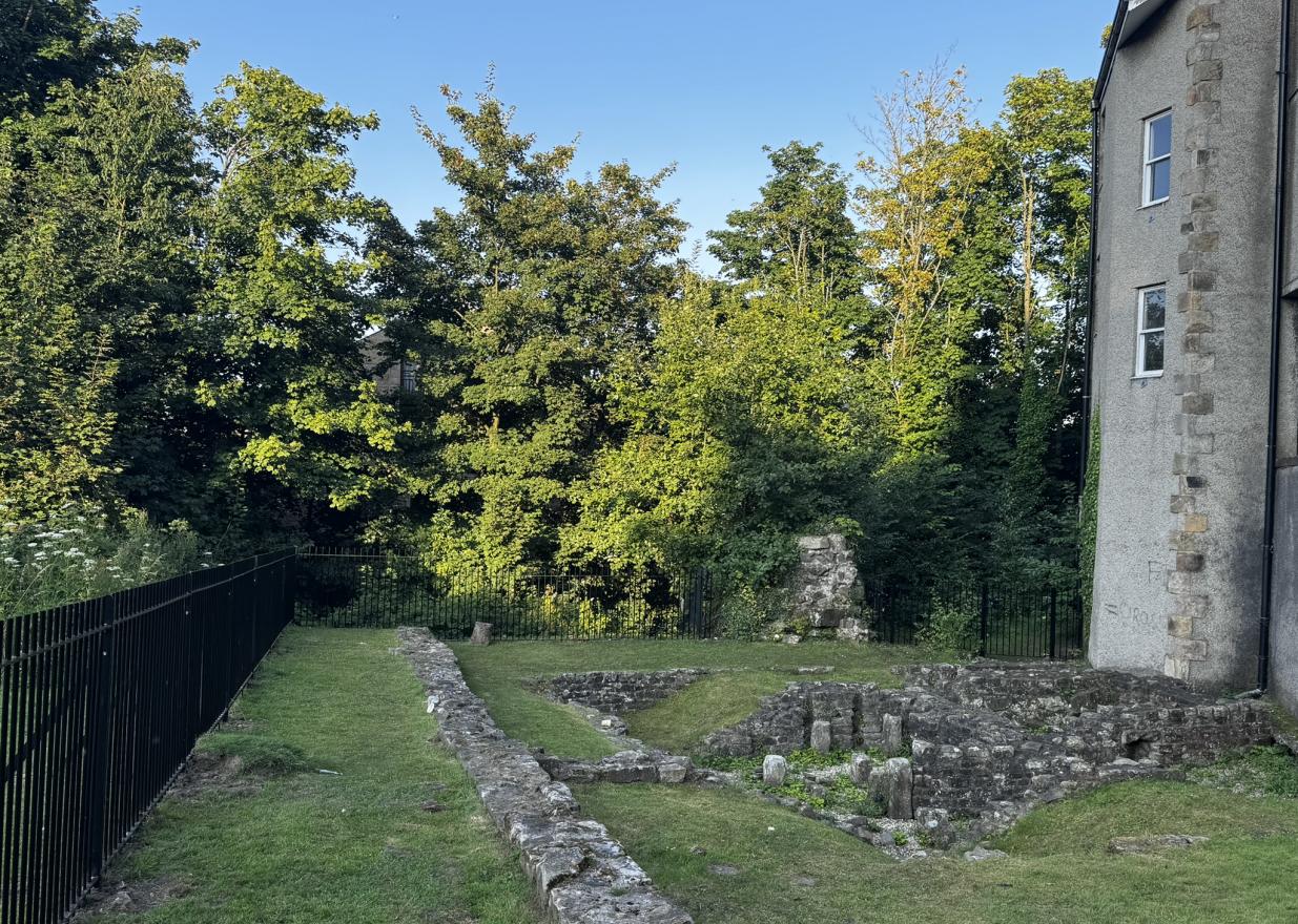 Roman Bath House And Wery Wall 25 